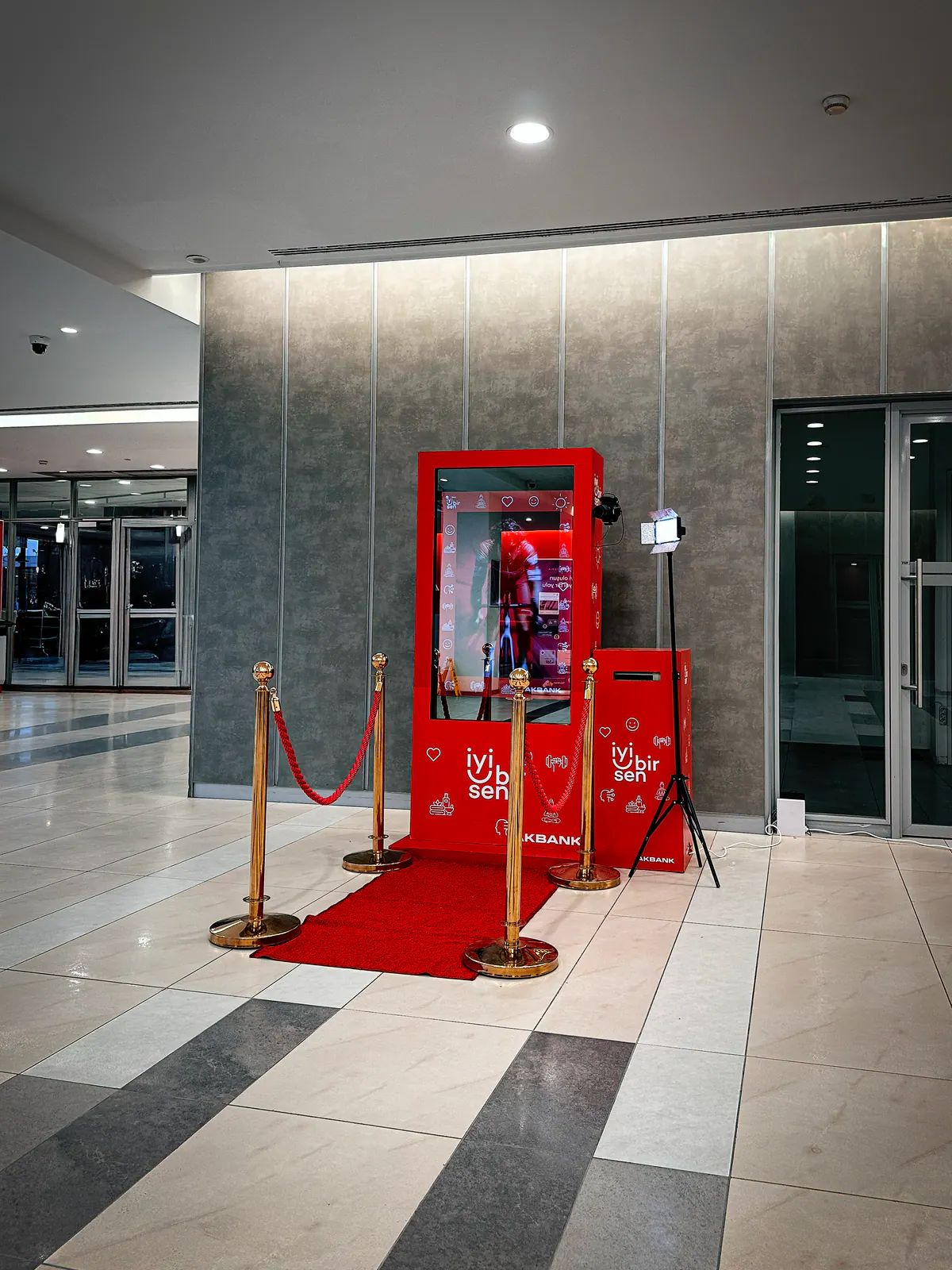 Kırmızı halıyla kurulmuş AI Booth
