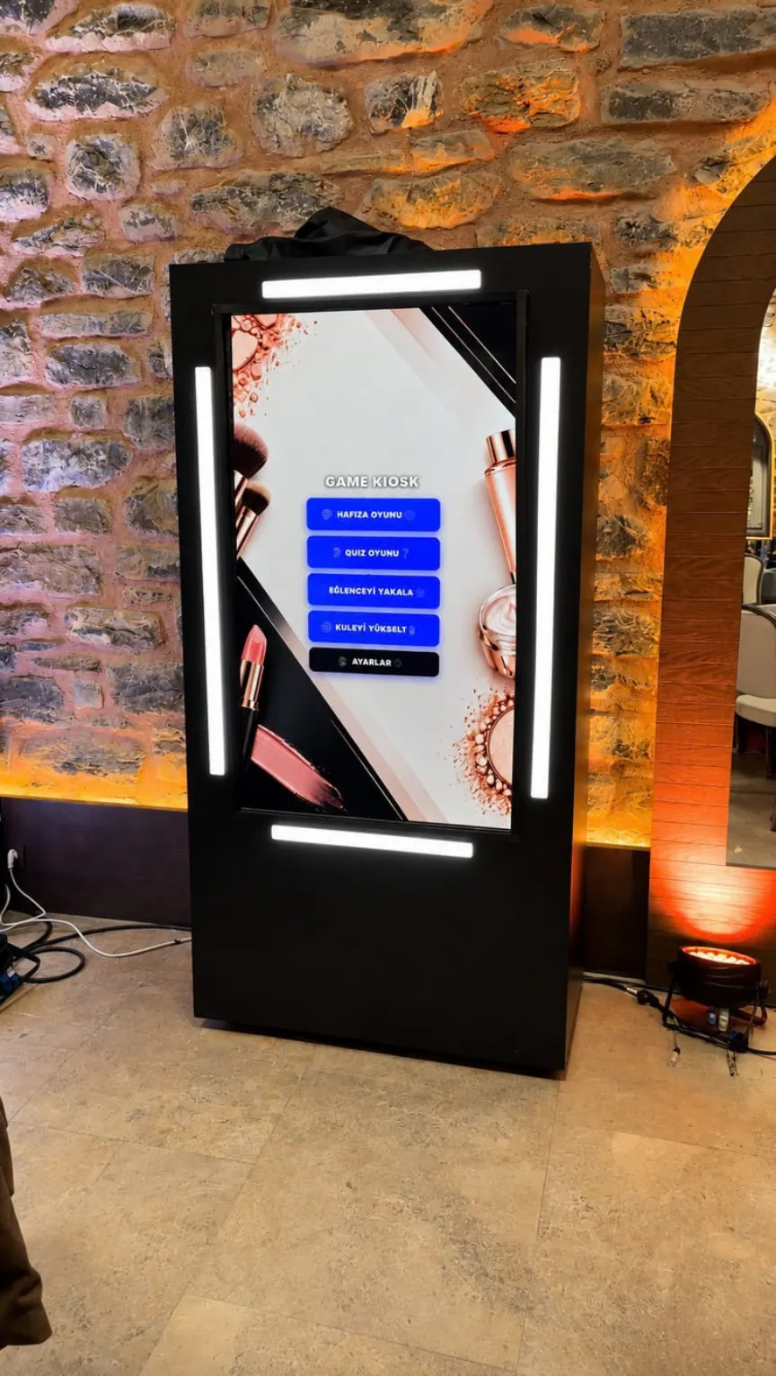 Markaya özel giydirilmiş Game Booth kioskı