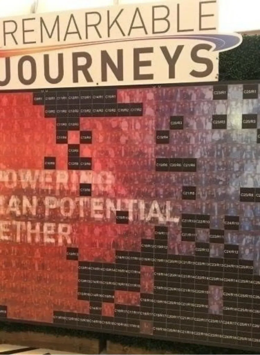 Katılımcı fotoğraflarından oluşan Mosaic Wall