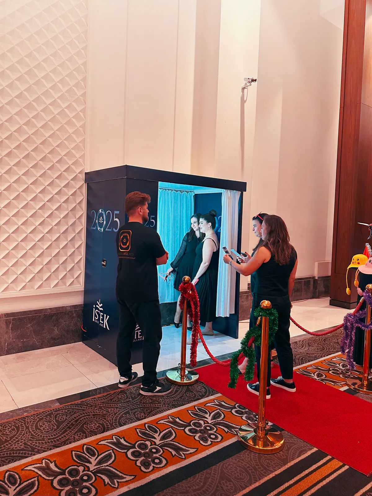 PhotoBooth kabini kırmızı halı ve bariyerlerle kurulmuş