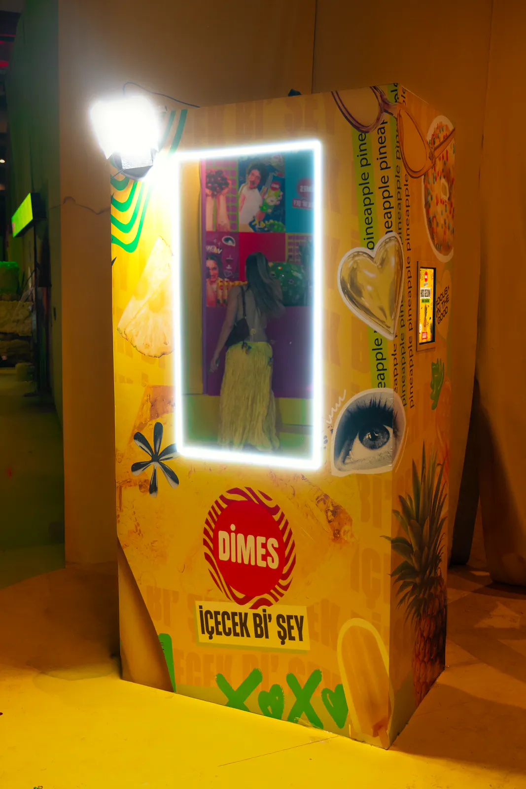 Markaya özel giydirilmiş Scribble Booth kabini