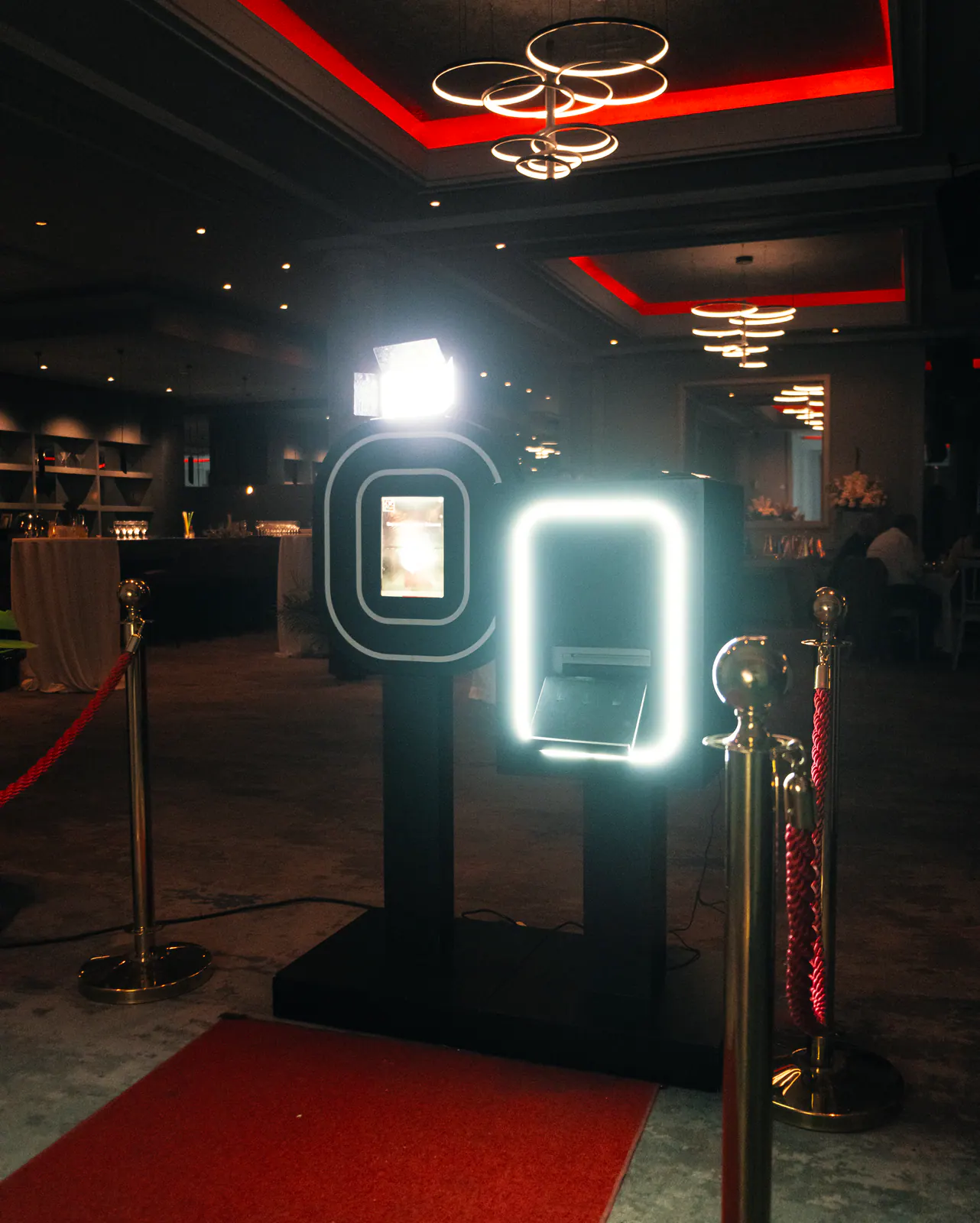 Işıklı çerçeveli Selfie Booth cihazı