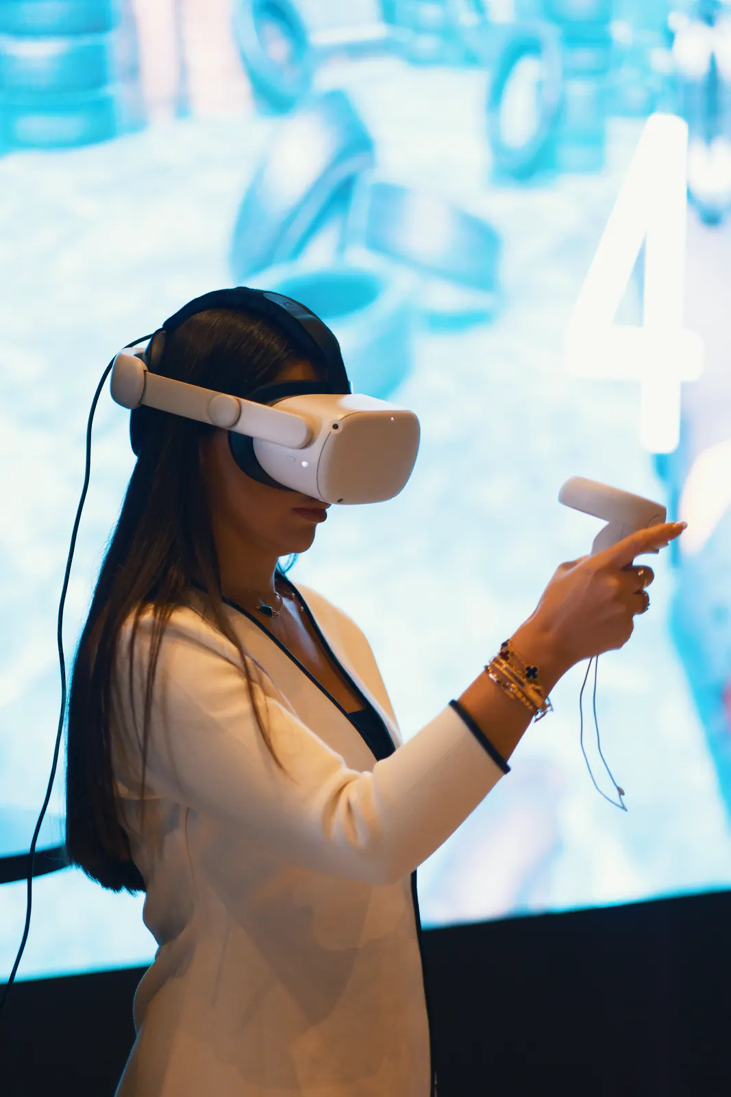 VR gözlüğüyle sanal gerçeklik deneyimi yaşayan katılımcı